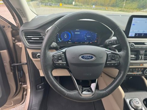 Used 2021 Ford Escape Titanium image 3