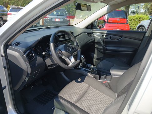 Used 2018 Nissan Rogue SV image 18