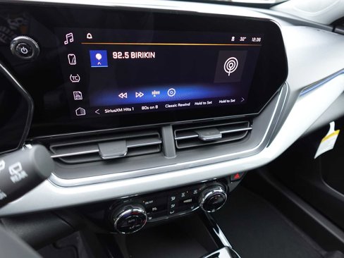 Used 2025 Chevrolet Trax LT w/ LT Convenience Package image 18