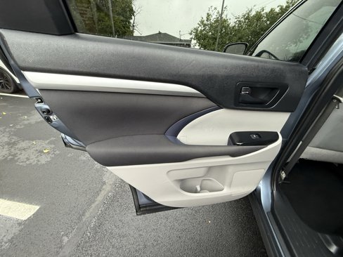 Used 2019 Toyota Highlander LE image 15