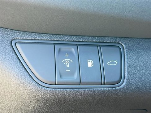 Used 2025 Genesis G70 2.5T image 25