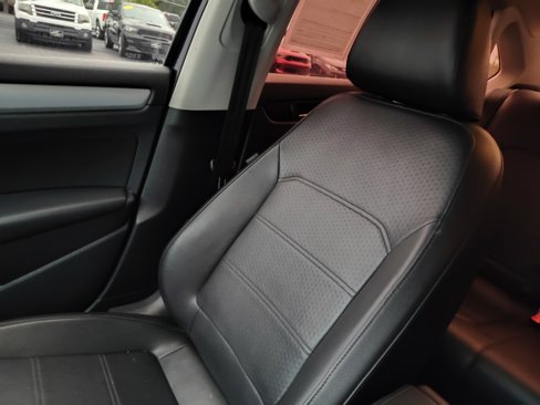 Used 2013 Volkswagen Passat TDI SE image 9