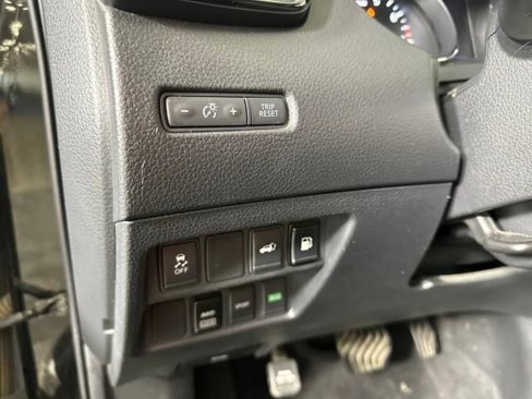 Used 2018 Nissan Rogue SV image 19