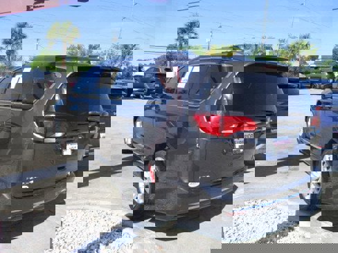 Used 2018 Chrysler Pacifica Touring-L image 3