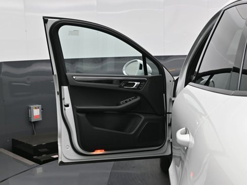 Used 2025 Porsche Macan image 8