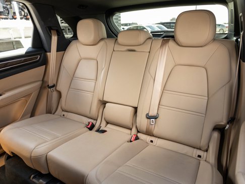 Certified 2022 Porsche Cayenne Platinum Edition image 23