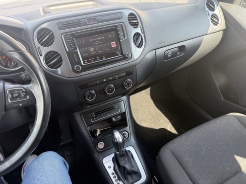 Used 2017 Volkswagen Tiguan S image 10