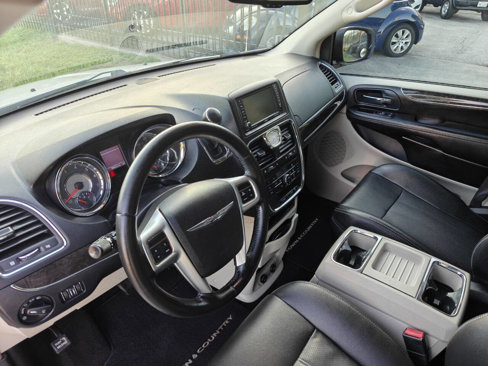 Used 2011 Chrysler Town & Country Touring-L image 13