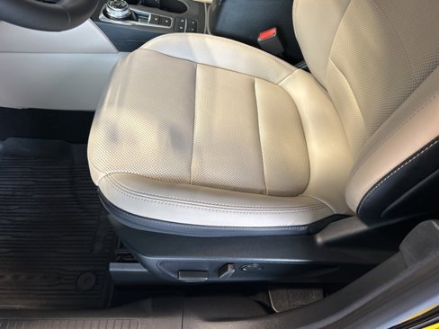 Used 2021 Ford Escape Titanium image 14