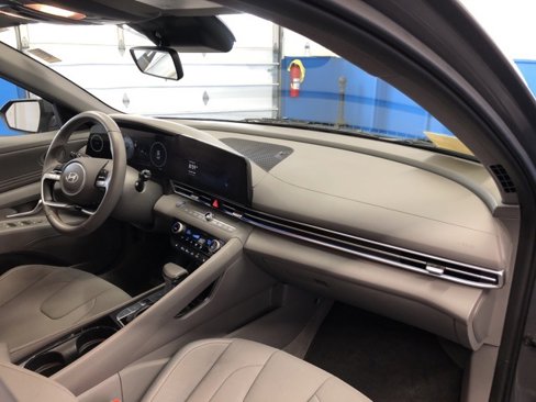 Used 2025 Hyundai Elantra SEL image 13