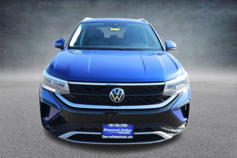 Used 2024 Volkswagen Taos SE image 2