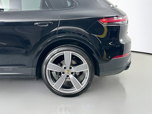Certified 2023 Porsche Cayenne Platinum Edition image 12