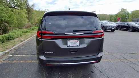 Used 2023 Chrysler Pacifica Touring-L image 7