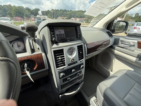 Used 2010 Chrysler Town & Country Touring image 16