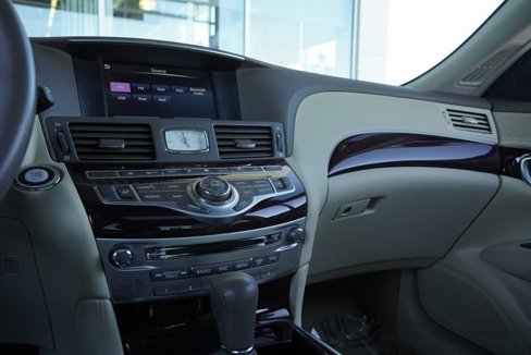 Used 2018 INFINITI Q70 Luxe image 20