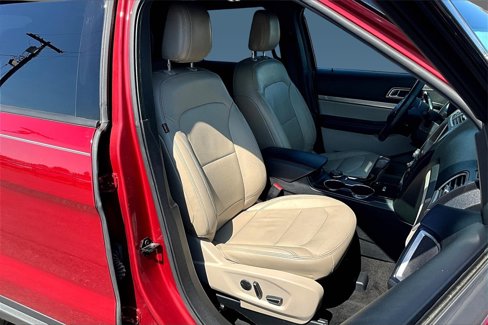 Used 2018 Ford Explorer XLT w/ Equipment Group 202A image 4