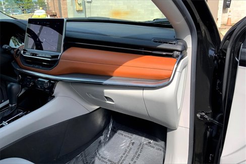 Used 2022 Jeep Compass Limited image 16