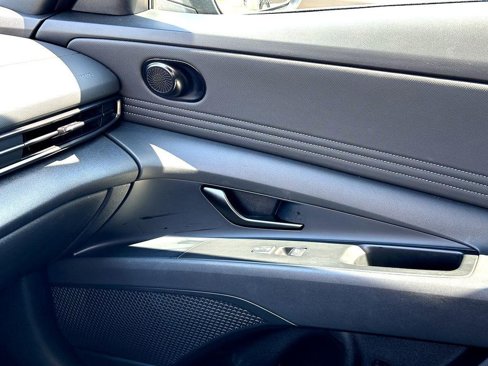 Used 2025 Hyundai Elantra Sport image 23