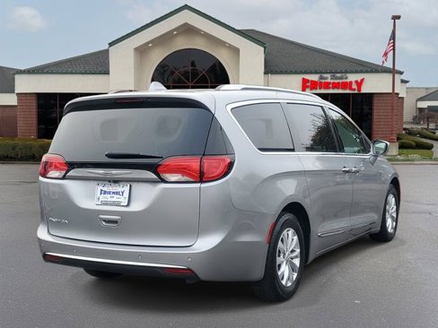 Used 2019 Chrysler Pacifica Touring-L image 4
