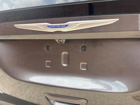 Used 2018 Chrysler Pacifica Touring-L image 9