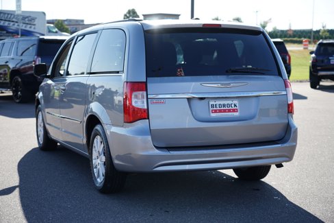 Used 2015 Chrysler Town & Country Touring image 5