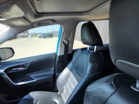 Used 2021 Toyota RAV4 XLE Premium image 16