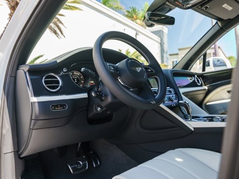 New 2025 Bentley Bentayga Extended Wheelbase image 2