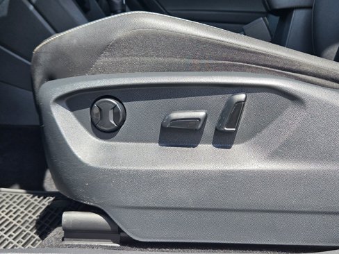 Used 2021 Volkswagen Tiguan SE w/ Panoramic Sunroof Package image 21