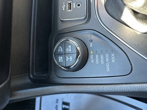 Used 2019 Jeep Cherokee Trailhawk w/ Comfort & Convenience Group image 25