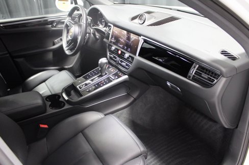 Certified 2024 Porsche Macan image 19