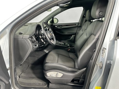 Certified 2022 Porsche Macan image 5