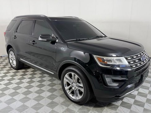 Used 2017 Ford Explorer XLT w/ Equipment Group 202A image 10