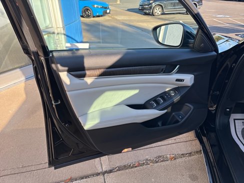 Used 2018 Honda Accord Touring image 11