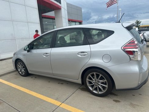 Used 2017 Toyota Prius V Five image 4