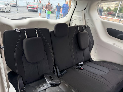 Used 2020 Chrysler Voyager LX image 21