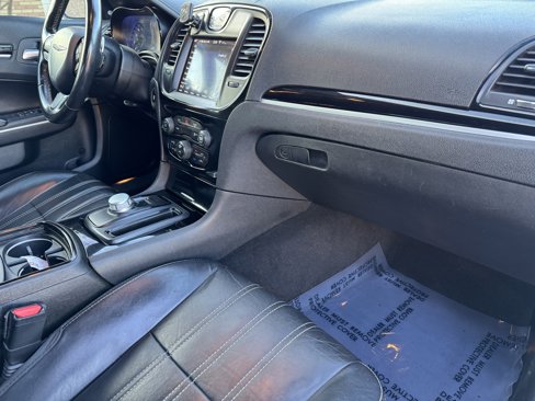 Used 2019 Chrysler 300 S image 18