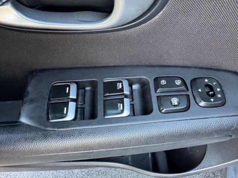 Used 2017 Kia Soul + image 10