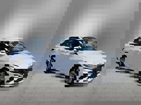 Certified 2024 Hyundai Elantra SE image 2