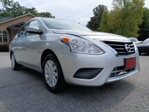 Used 2019 Nissan Versa SV image 4