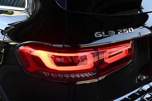 Used 2021 Mercedes-Benz GLB 250 4MATIC w/ Premium Package image 7