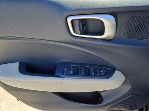 Used 2023 Hyundai Venue Limited image 15