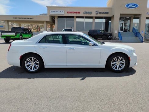 Used 2017 Chrysler 300 C image 8