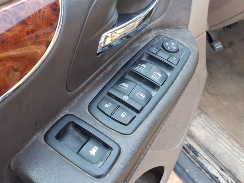 Used 2016 Chrysler Town & Country Touring image 19