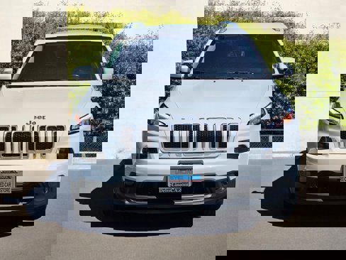Used 2018 Jeep Cherokee Latitude Plus image 3