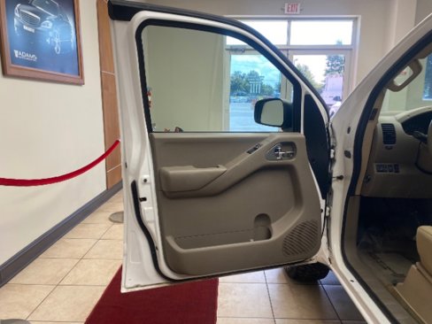 Used 2012 Nissan Frontier SV image 15