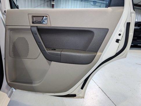 Used 2010 Ford Focus SEL image 21