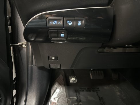 Used 2021 Toyota Prius LE image 29