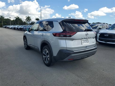 Used 2021 Nissan Rogue SV image 3