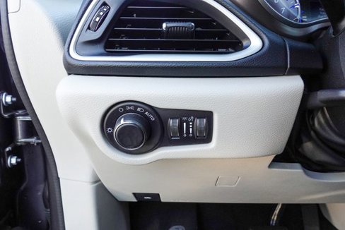 Used 2020 Chrysler Voyager LX image 19
