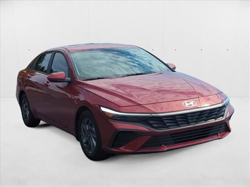 Used 2024 Hyundai Elantra SEL image 3